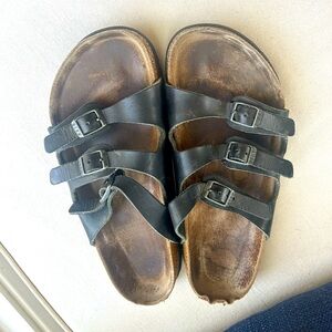 Well loved Florida Soft Footbed Birks with still a lot of life left in them🖤😌